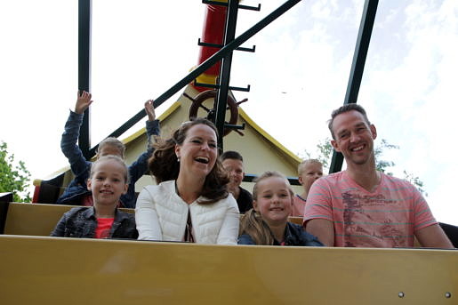Gezin in de piratenboot Drouwenerzand