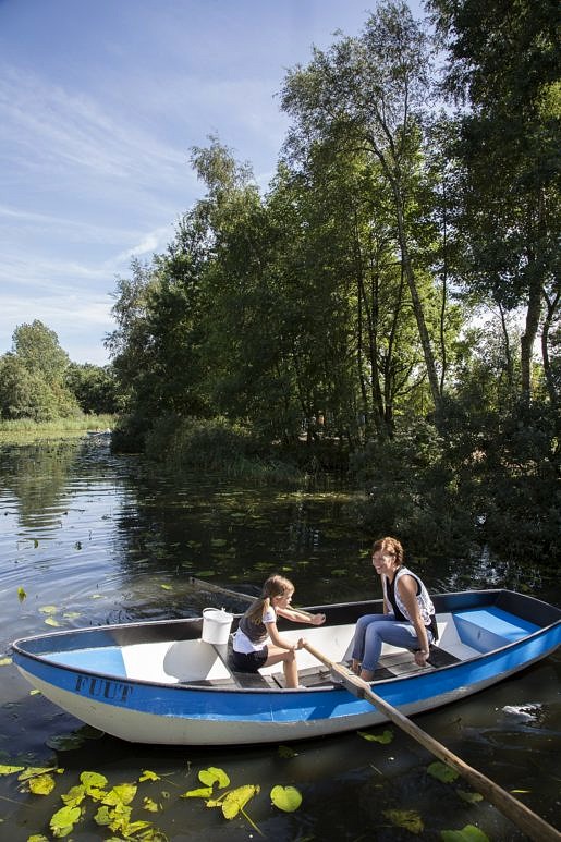 Kinderen in een bootje op het water