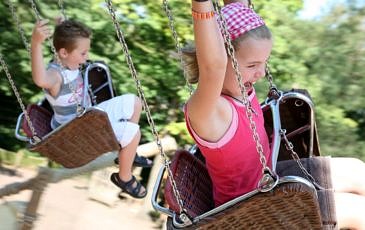 Kinderen in de zweefmolen