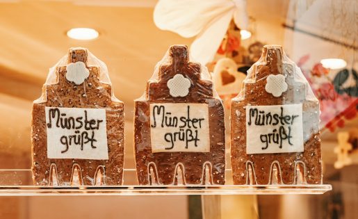 Traditional,german,festive,and,souvenir,gingerbread,on,the,shop,window