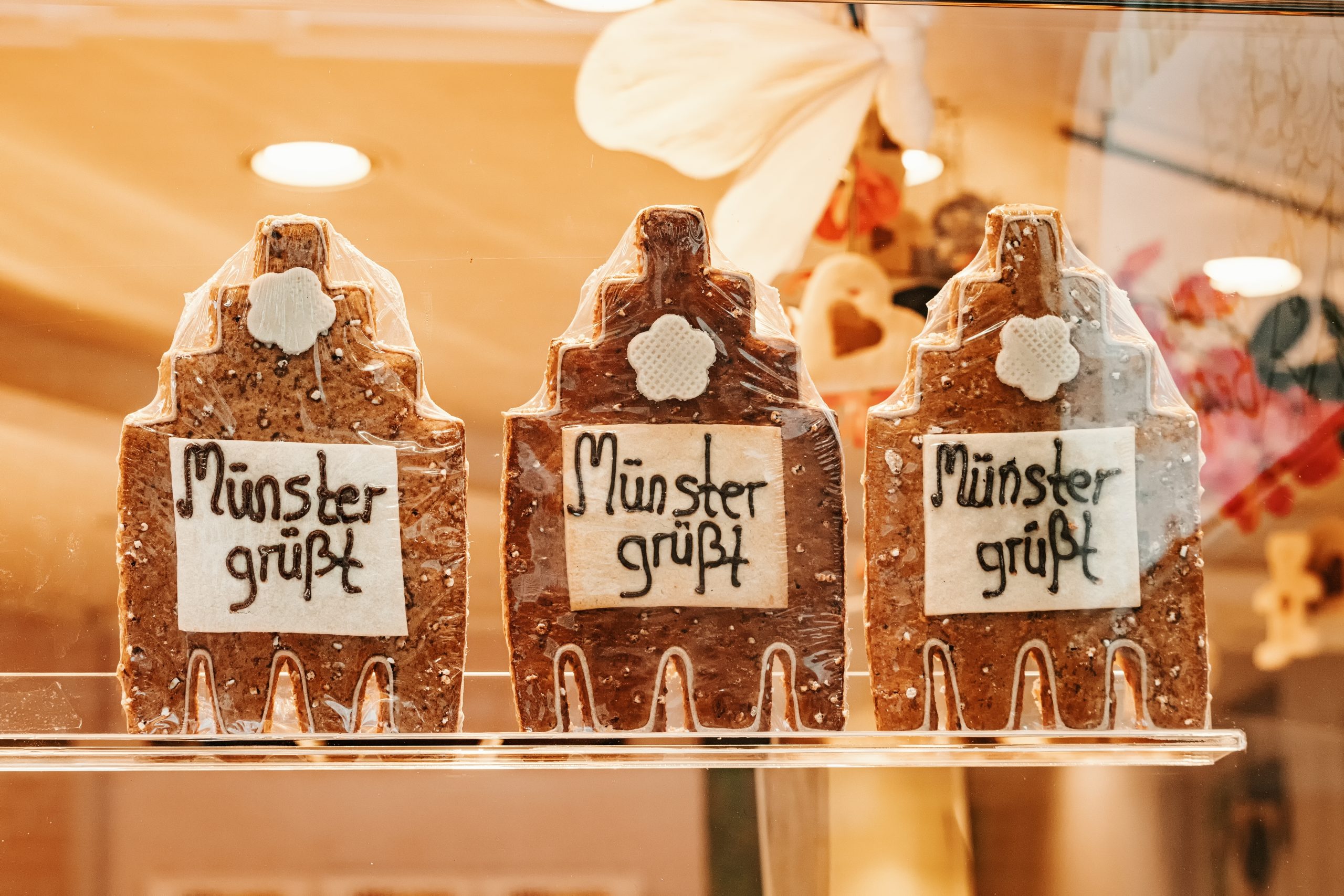 Traditional,german,festive,and,souvenir,gingerbread,on,the,shop,window